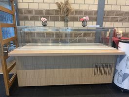 Modernes Buffet mit Glasvitrine