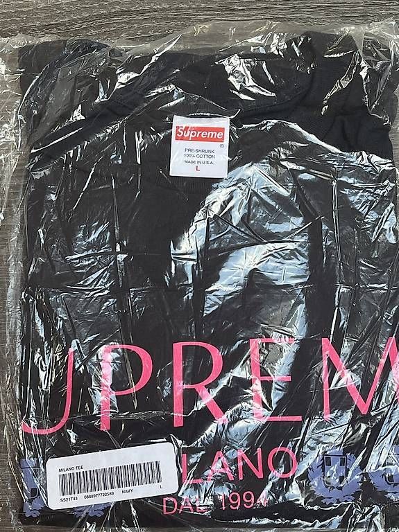 T-shirt: Supreme Milano T-Shirt Navy Blau – Usato da Uttwil venduto da gol_85mj 2