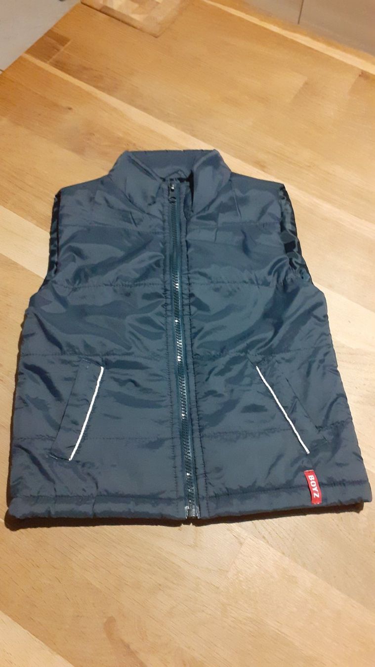 Altro abbigliamento per bambino: dunkelblaues Gilet/Weste Gr. 104, 100% Polyester – Nuovo (secondo la descrizione) da Urtenen-Schönbühl venduto da Chaeppeler