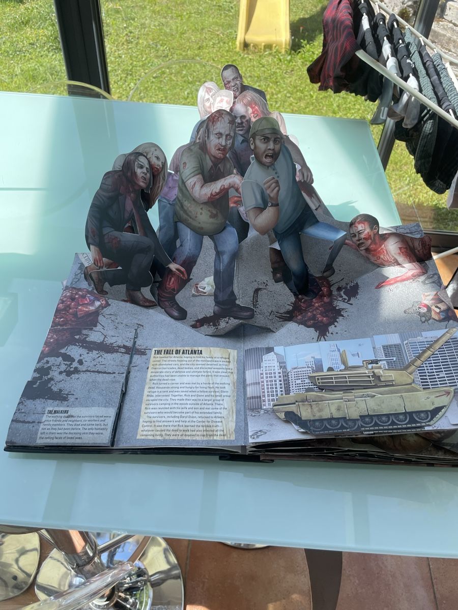 Livres: Livre pop up walking dead  – D'occasion à Les Brenets par serialdrink 3