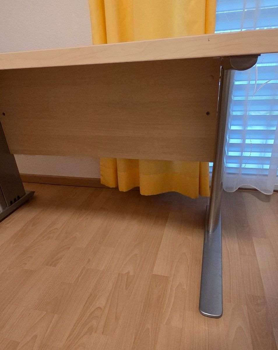 Schreibtische: Praktischer und kompakter Bürotisch mit Rollcontainer – Gebraucht aus Zofingen von Pinkbird27 5
