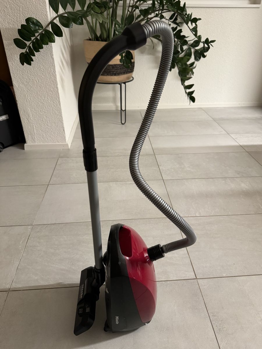 Jouets: Kinder-Staubsauger Miele gebraucht – D'occasion à Dübendorf par briegsession