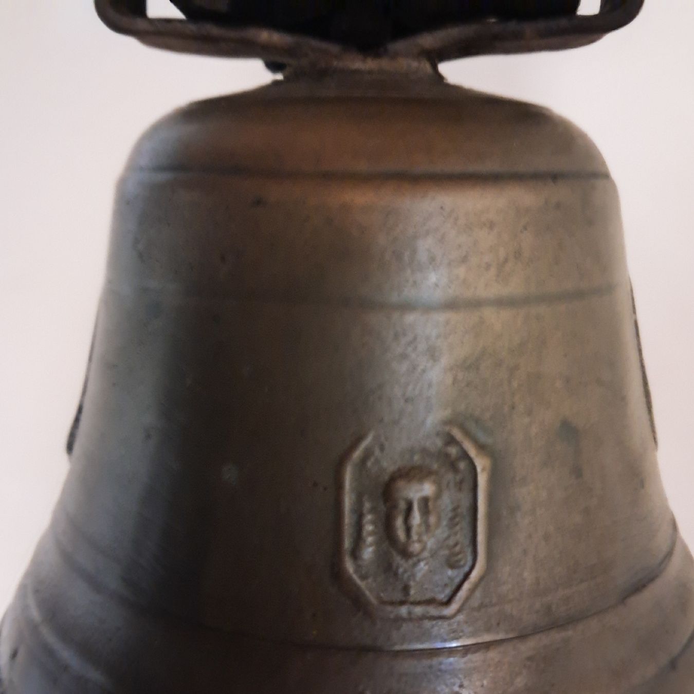 Cloches & sonnailles: ANTIKE Kleine Glocke ab 2Fr.  – D'occasion à Murten par SHETHOF 3