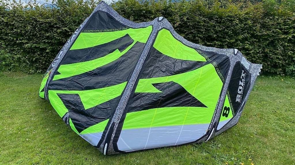 Aquilone: Kite NAISH Bolt 8m inkl neuer Bar – Usato da Ottikon venduto da Locomotive01