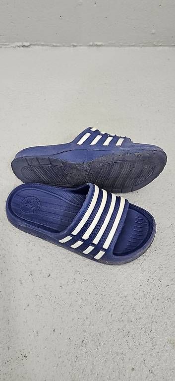 Chaussures garçon: Badeschlappen Gr.32 ab 1 Franken! Fast gratis – D'occasion à Baden par Boomer76 1