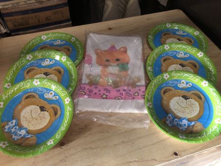 6 Pappteller und 1 Tischdecke, Kinderparty