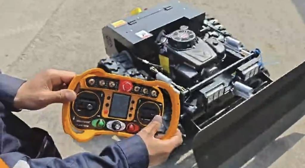 Tondeuses à gazon: RAUPENMÄHER MIT SCHNEEPFLUG – Neuf avec emballage d'origine à Biel/Bienne par 3dtm_Shop 4