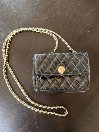 Tasche in angesagtem schwarzem Lack-Leder