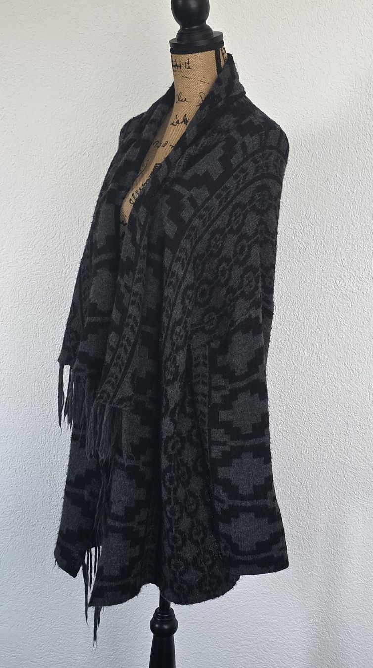 Giacche: Warme Strickjacke/Cardigan mit Fransen, Grau/Schwarz – Usato da Rheinsulz venduto da Gilea 3