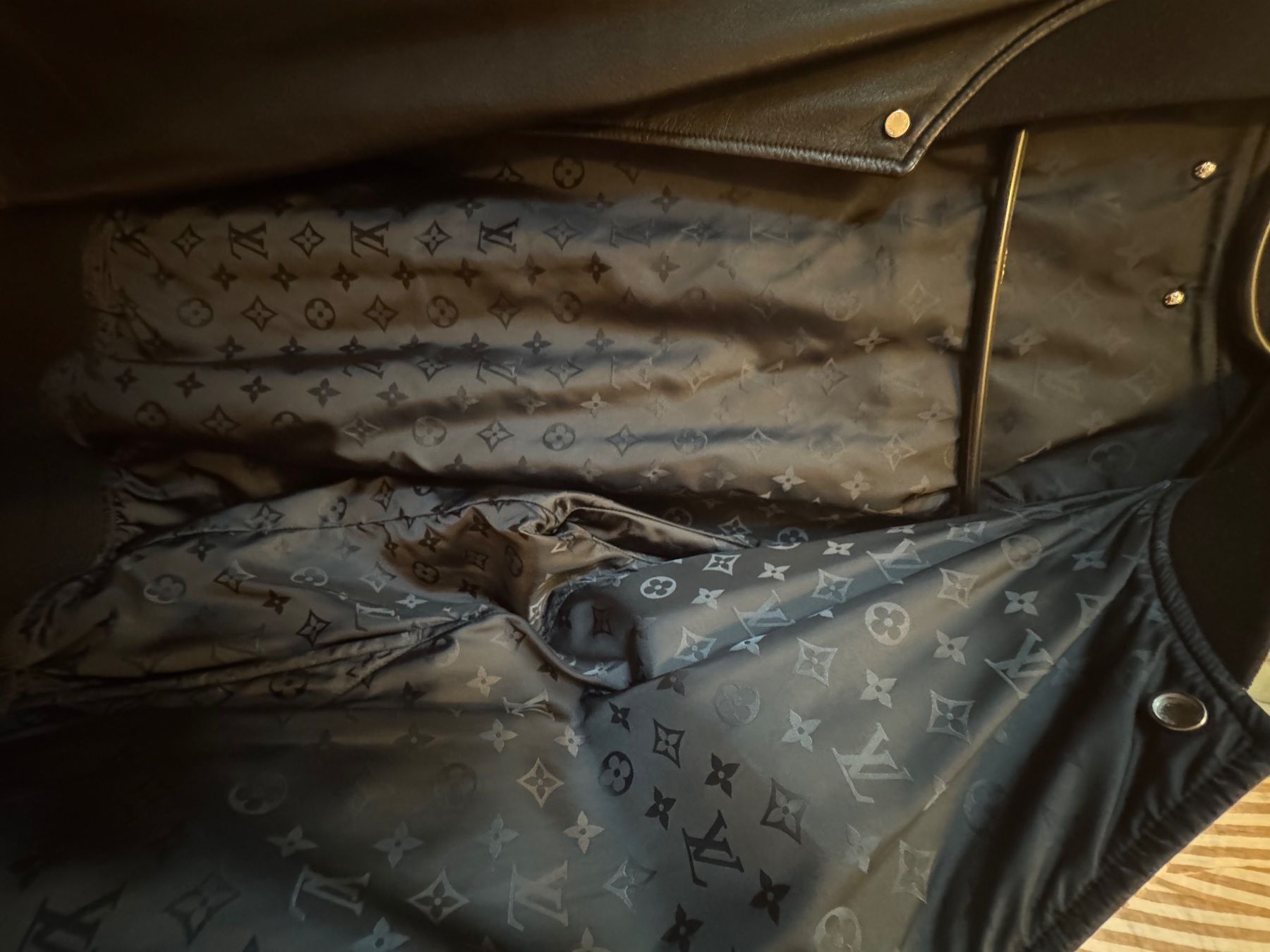 Louis Vuitton Giacche: 2 in1 Louis Vuitton doppelseitige Unisex Jacke – Nuovo (secondo la descrizione) da Kleinwangen venduto da giuespo 2