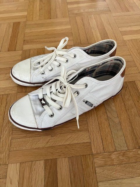 Mustang Scarpe da uomo: Sneaker "MUSTANG" Gr. 39, weiss! – Nuovo (secondo la descrizione) da Walenstadt venduto da ricamul 2
