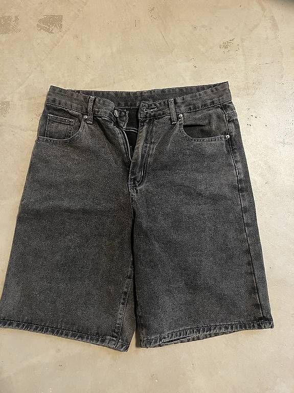 Jeans: Kurze Jeans hose – Neuf avec emballage d'origine à Amriswil par sim_sy58