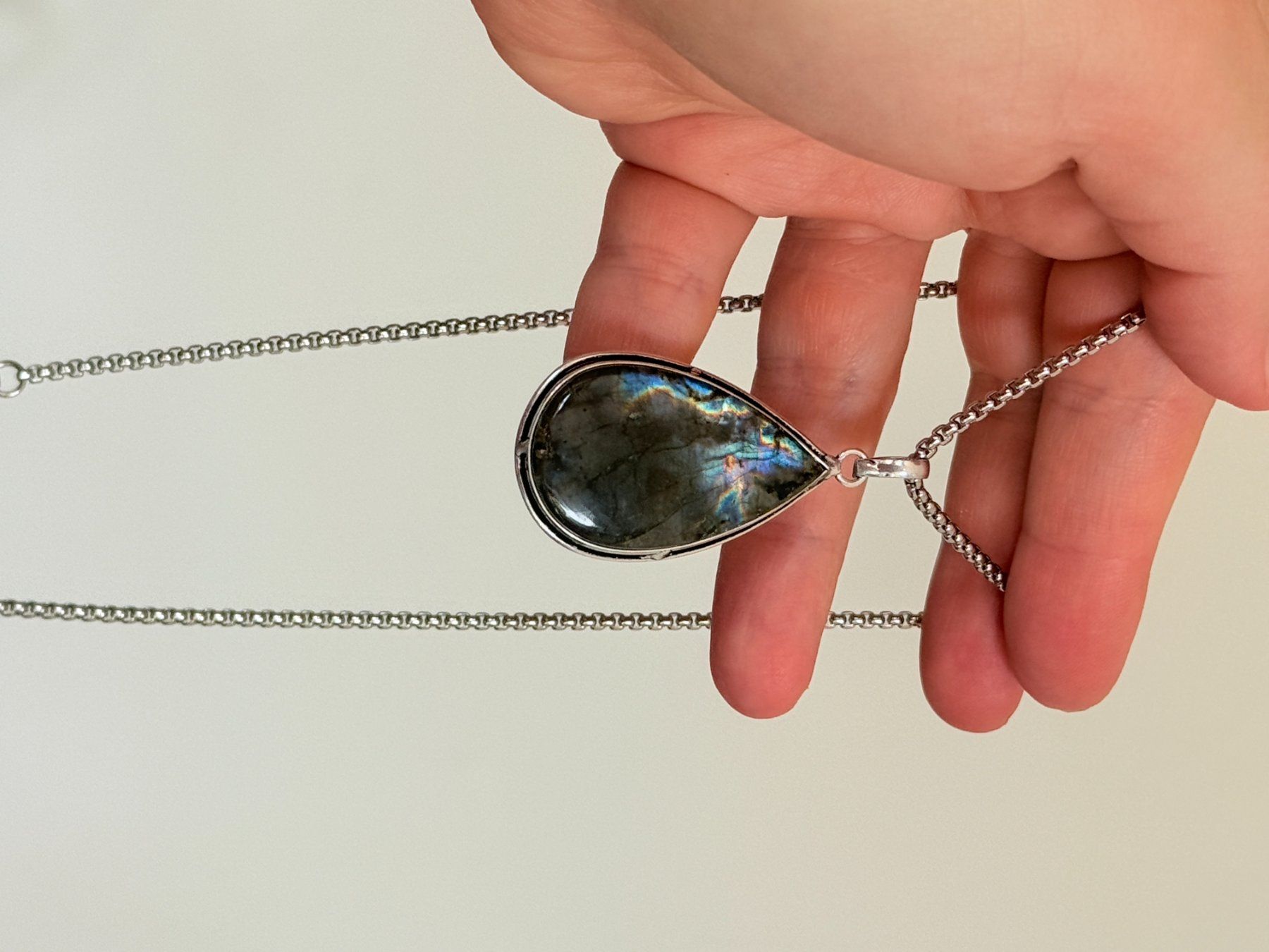 Catenine: Collier avec pendentif labradorite forme goutte – Nuovo e nell'imballaggio originale da Genève venduto da AGBERG 9