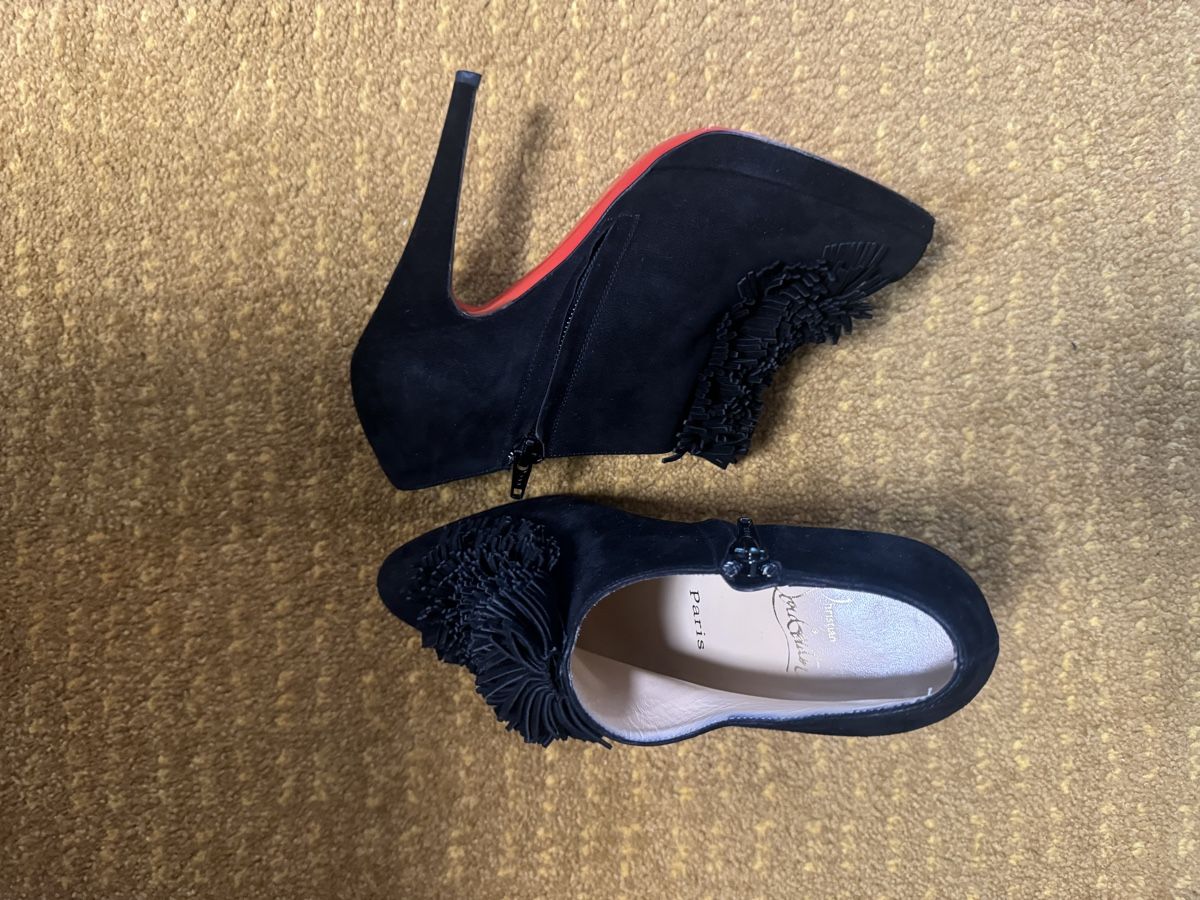 Christian Louboutin Scarpe da donna: Bottines Louboutin noires daim 38 – Usato da Versoix venduto da sar_7chh 2