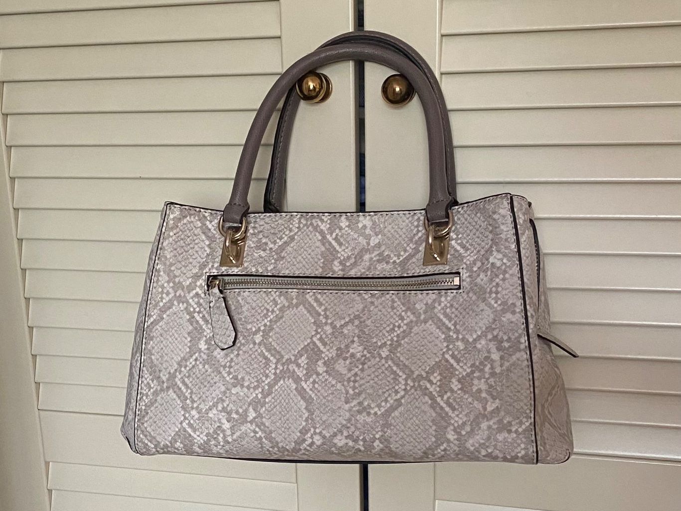 Guess Borse da donna: Guess Hadley Python Girlfriend Satchel Handtasche. – Nuovo (secondo la descrizione) da Illnau venduto da Sniwi67 1