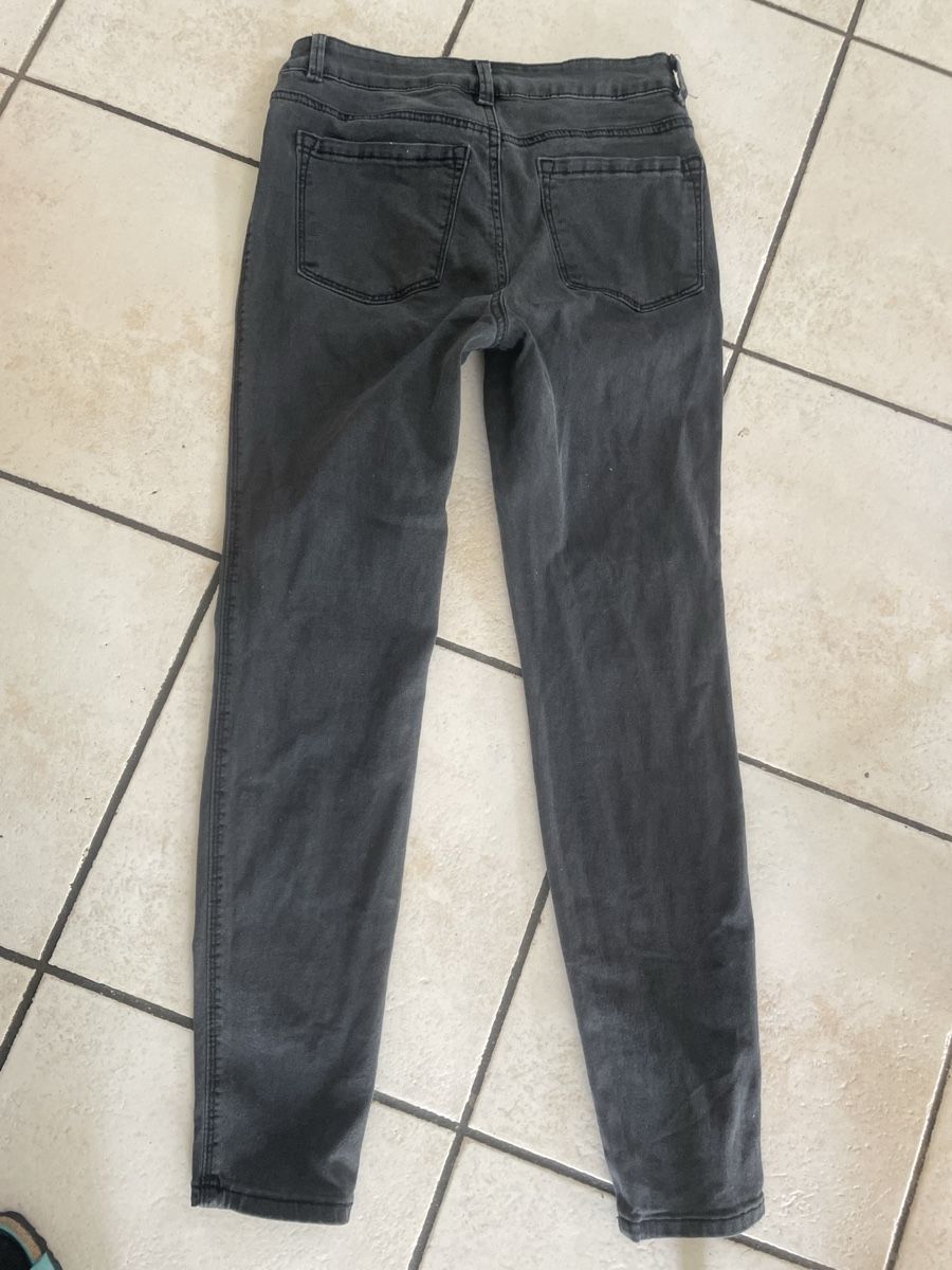 Lotti di vestiti: T-Shirt mit Strass "me" Gr.S/M & Jeans Gr.S – Usato da Obergerlafingen venduto da cabo4 4