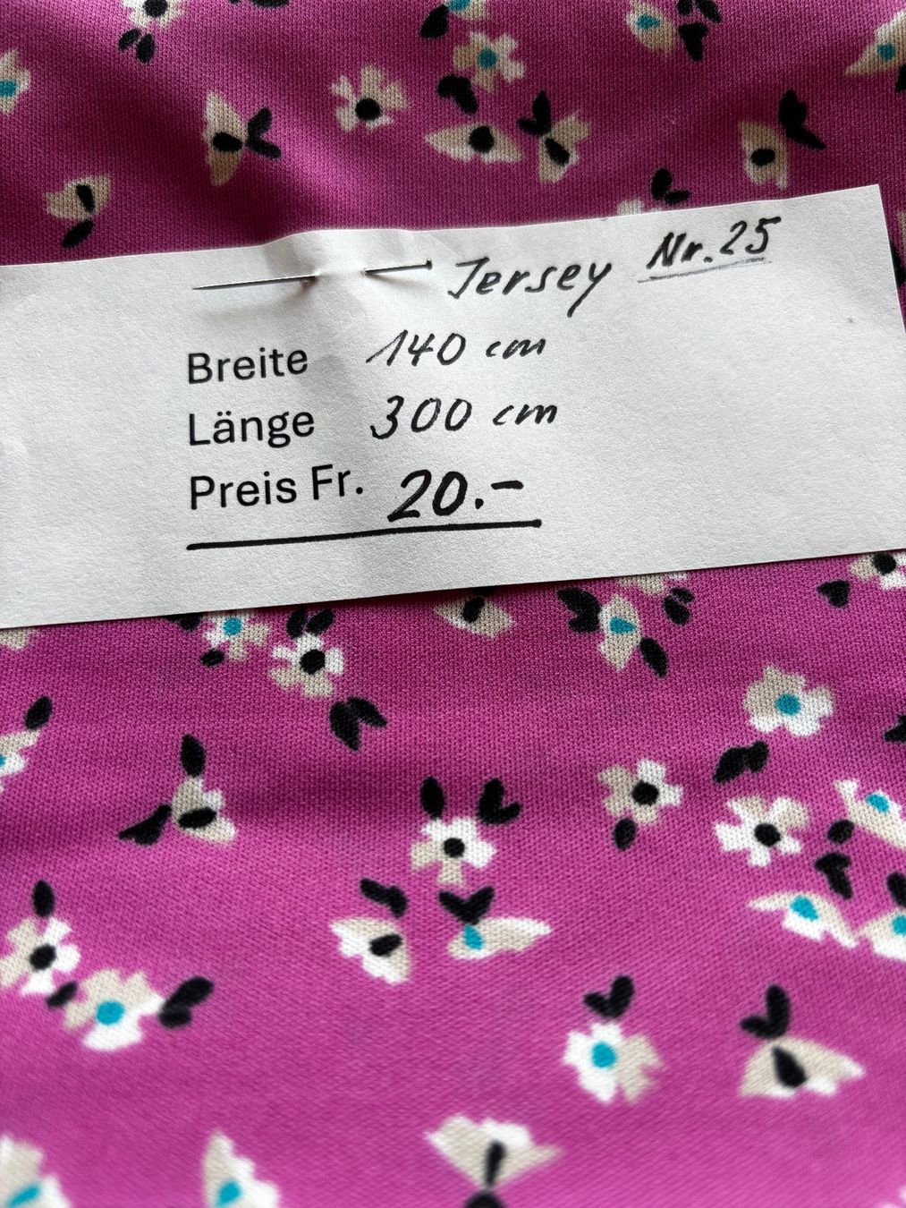 Tissus: Jersey mit Blumenmuster - 140 / 300 – D'occasion à Birmensdorf ZH par Jpiano