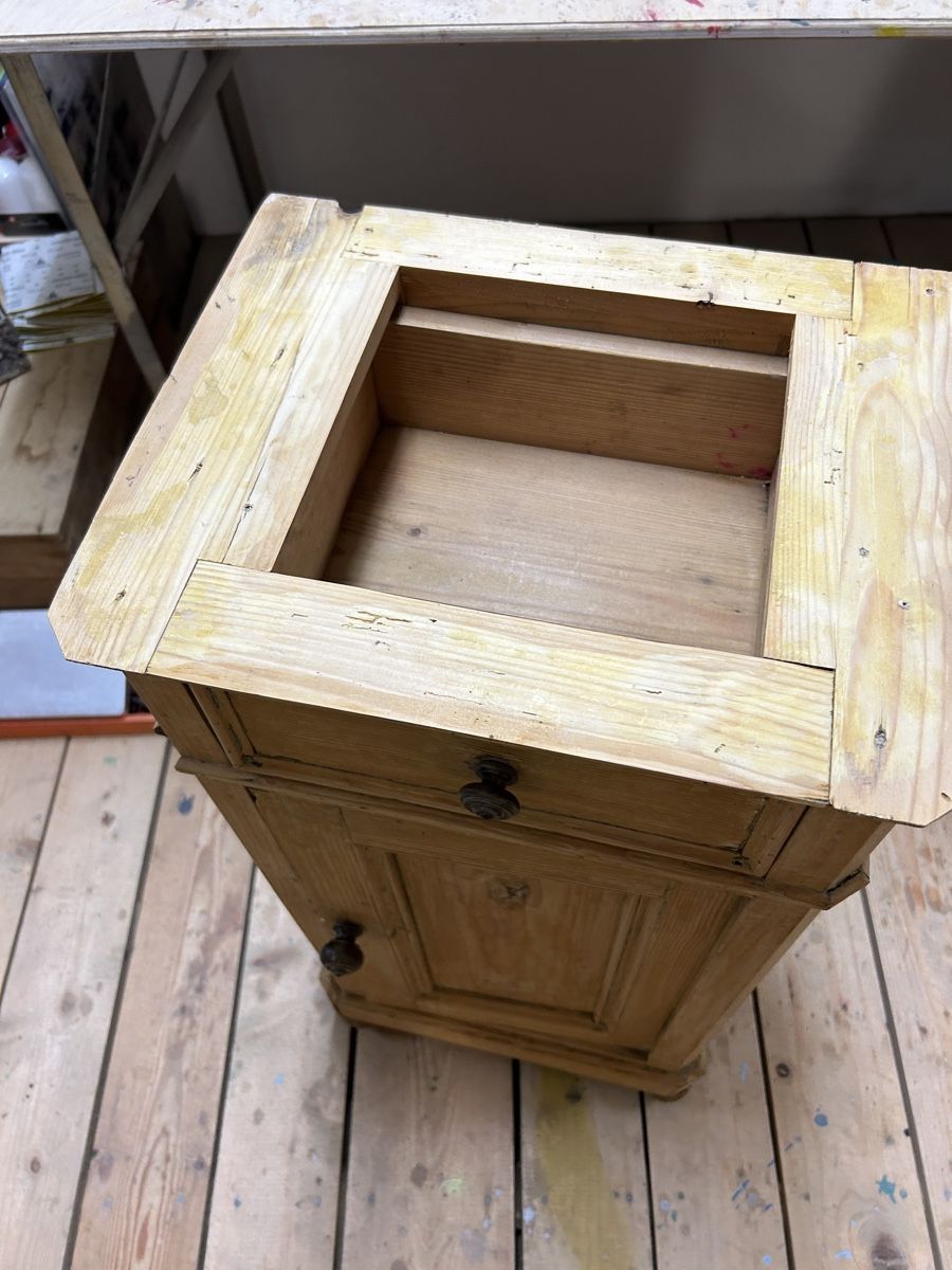 Tables de nuit: Antikes Holznachttisch – Défectueux à Uster par Stromboli7 6