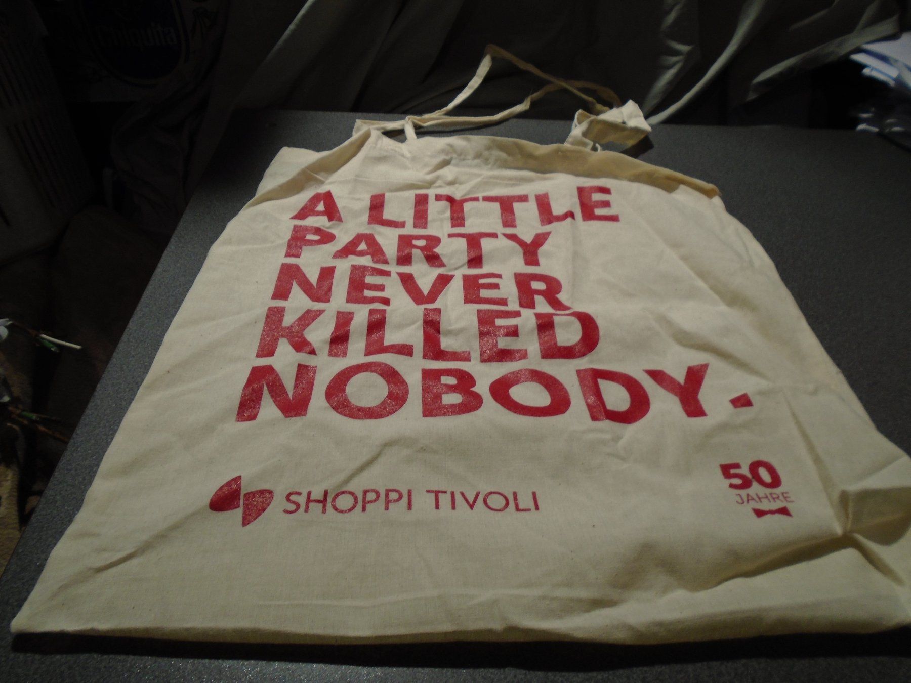 Taschen: Tasche beige, A liytle Party Never Killed Nobody – Gebraucht aus Zürich von Motzkuh