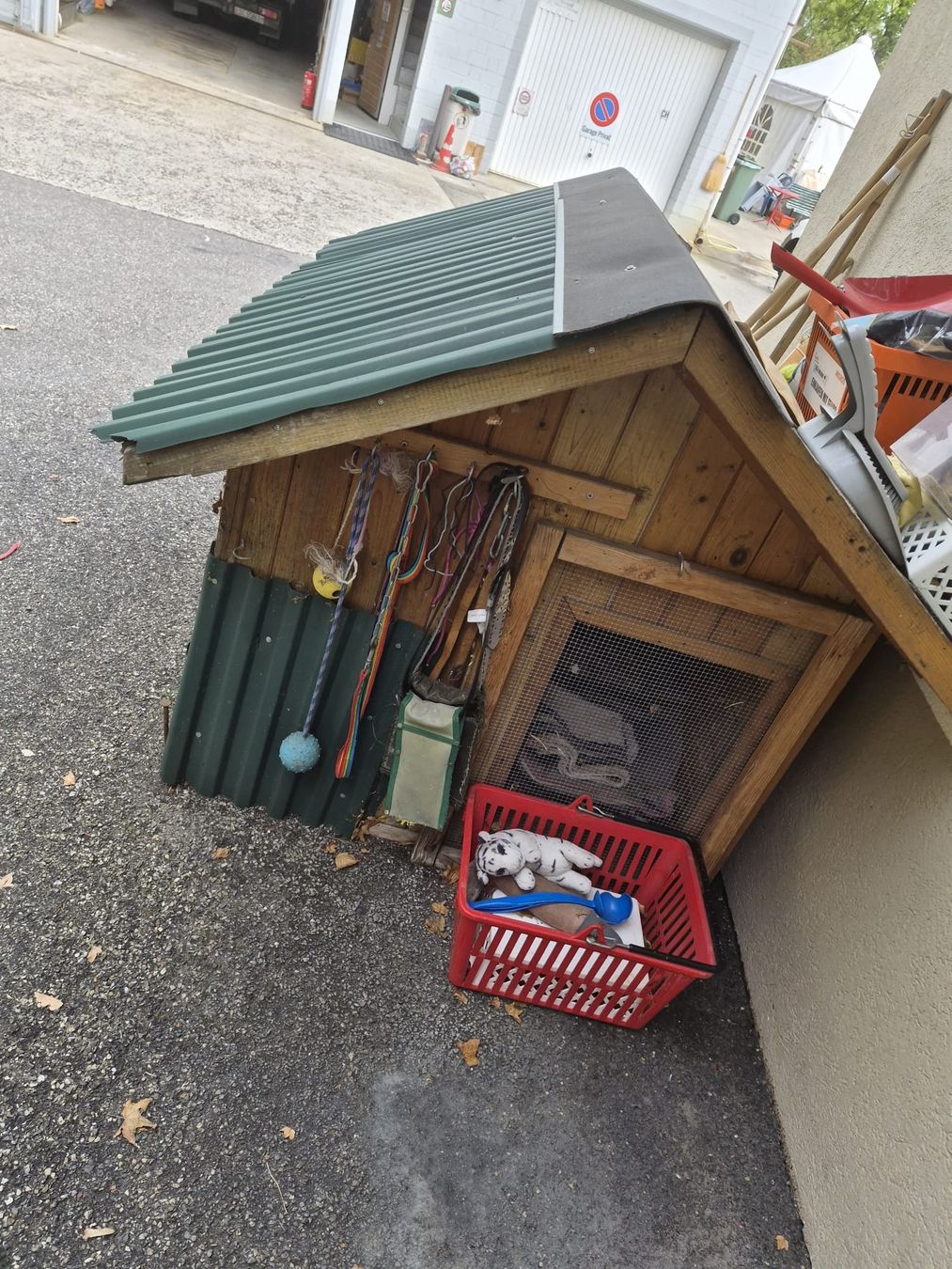 Niches, paniers: Hundehütte – D'occasion à Egerkingen par Pascal.FL
