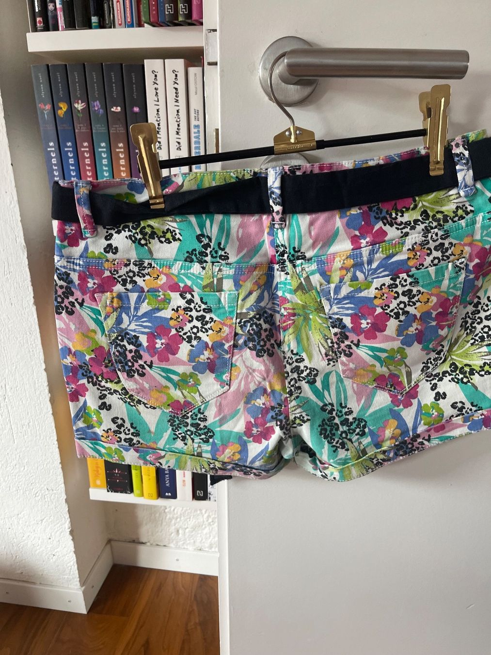 C&A Pantalons: 🌺 Short fleuri multicolore C&A T.170 – D'occasion à Lausanne par ine_6c2m 1