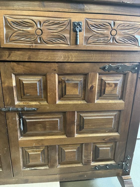 Rustikaler Holzschrank/Sideboard mit Schnitzereien 4