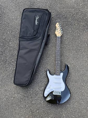 E-Gitarre Gear4music inkl. Fender Tasche  spielbereit