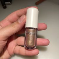 r.e.m Beauty Fembot liquid Eyeshadow rem