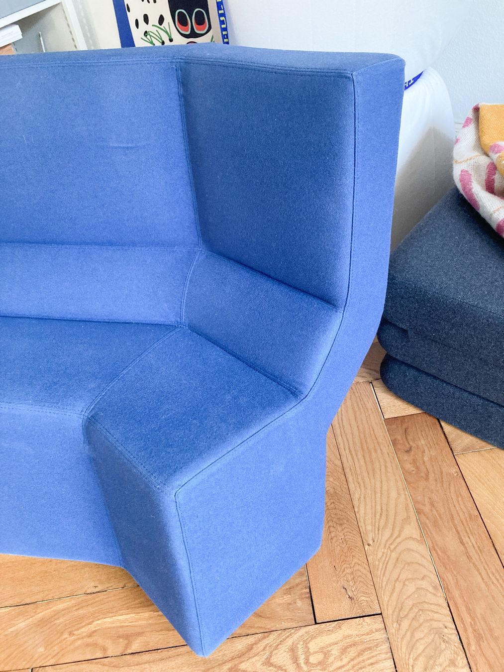 Classicon Poltrone: Classicon Chaos Chair, Konstantin Grcic, dunkelblau – Usato da Basel venduto da Minim 1