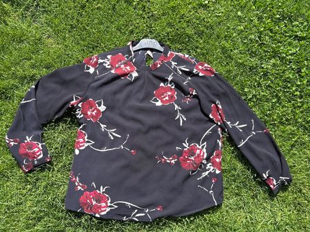 Bluse mit Rosenprint, Grösse 42, perfekt für den Sommer!