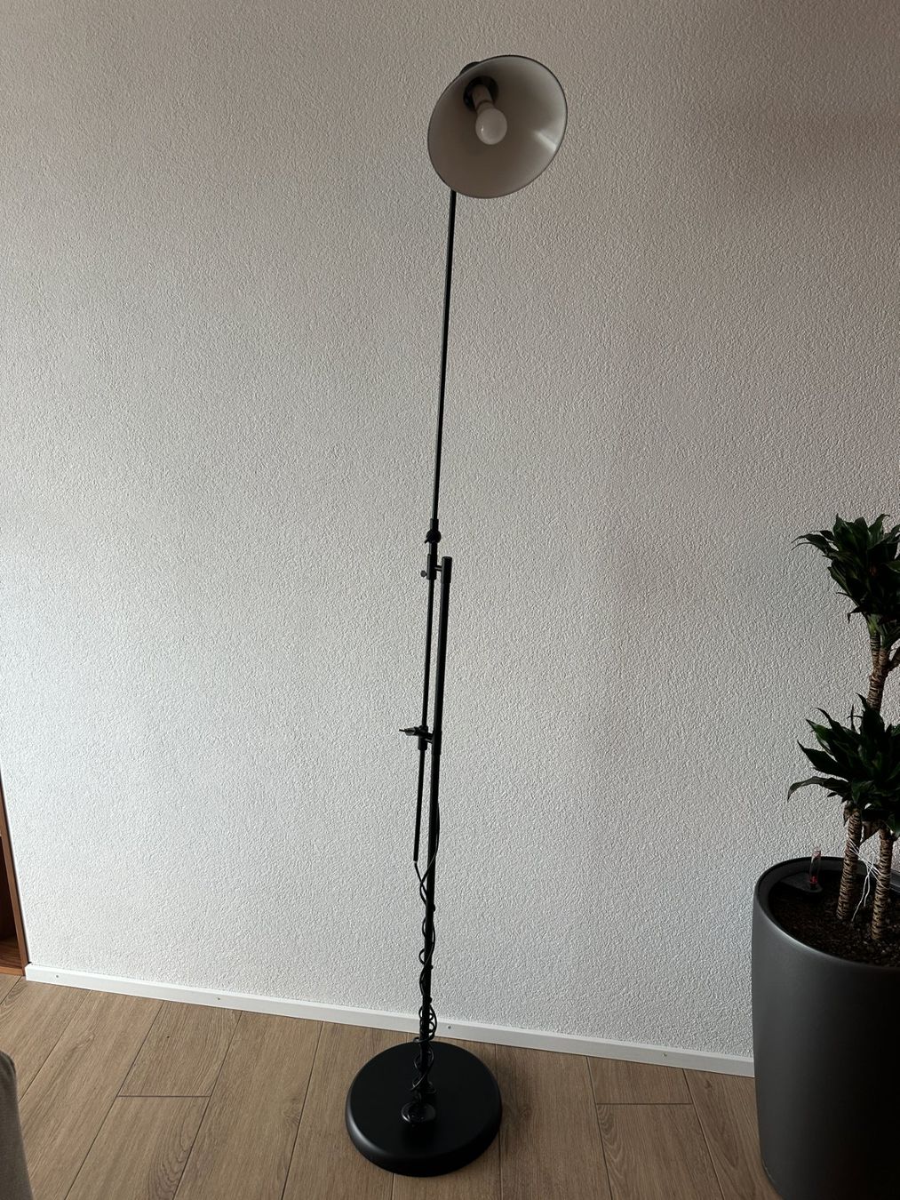 Ikea Lampade: Ikea lampe noir sur pied – Usato da St-Aubin-Sauges venduto da _jaan_ 1