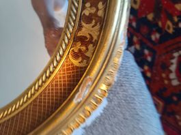 Ovaler Wandspiegel mit goldenem Vintage-Rahmen