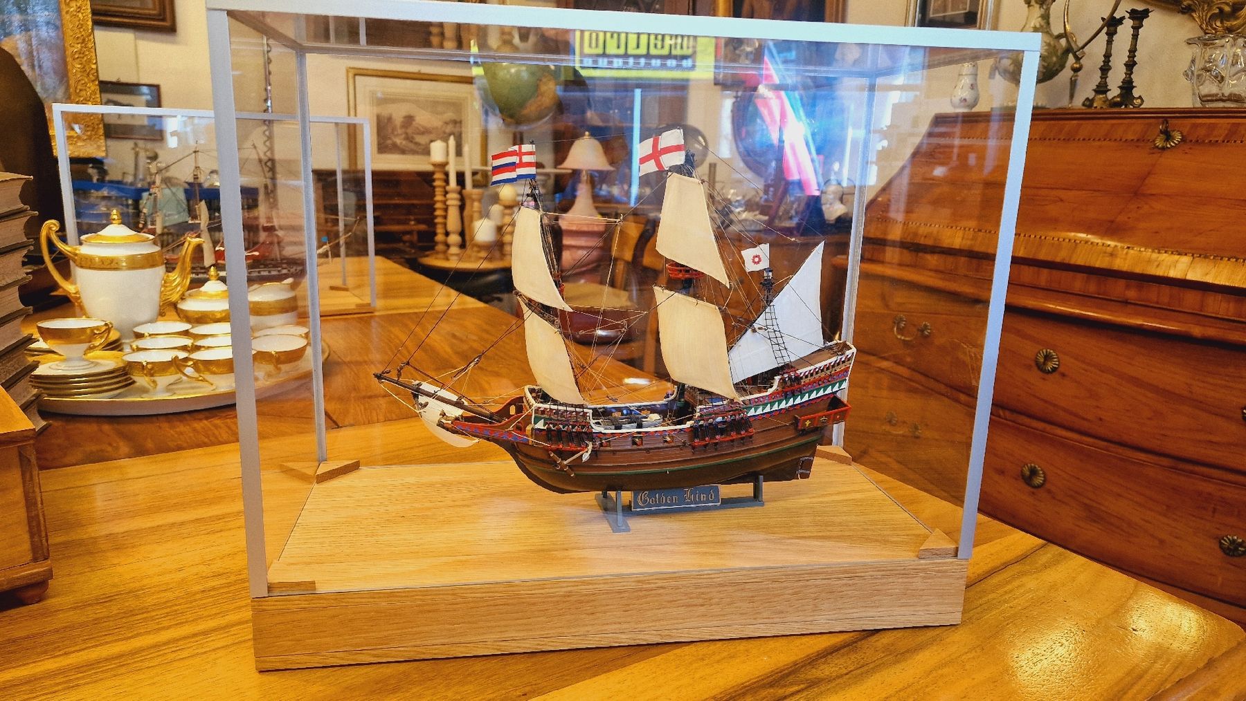 Kit di modellismo & Modellini statici: Schönes Modellschiff Golden Hind mit Vitrine – Usato da BERN venduto da Intarsia
