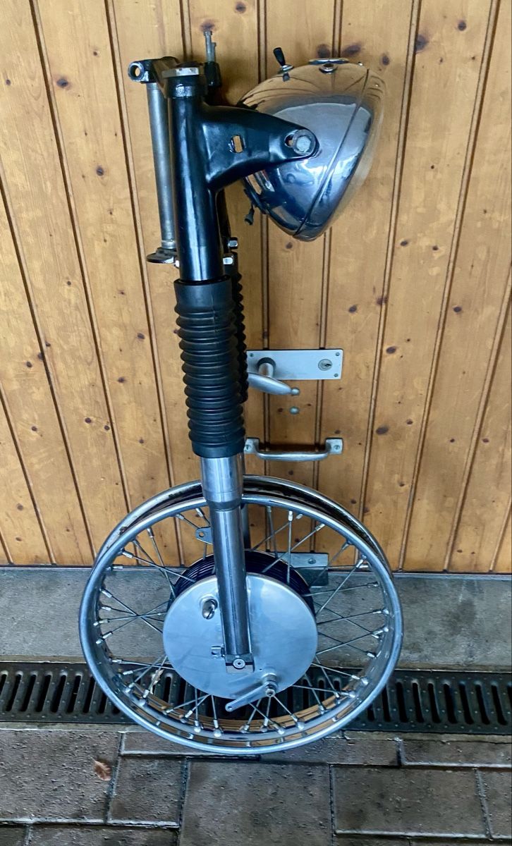 Strada: Triumph Gabel mit Rad und Lampe – Usato da Bubikon venduto da Triumpht140