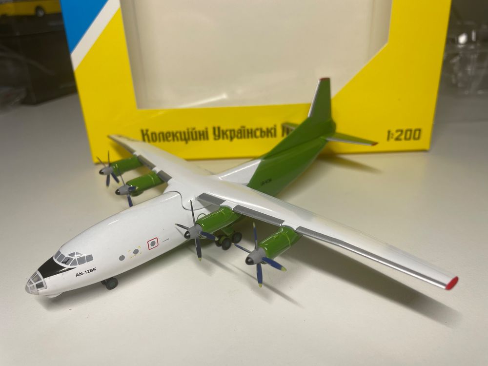 Antonov An-12 Cavok Ukraine UR-KDM 1/200 | Kaufen auf Ricardo