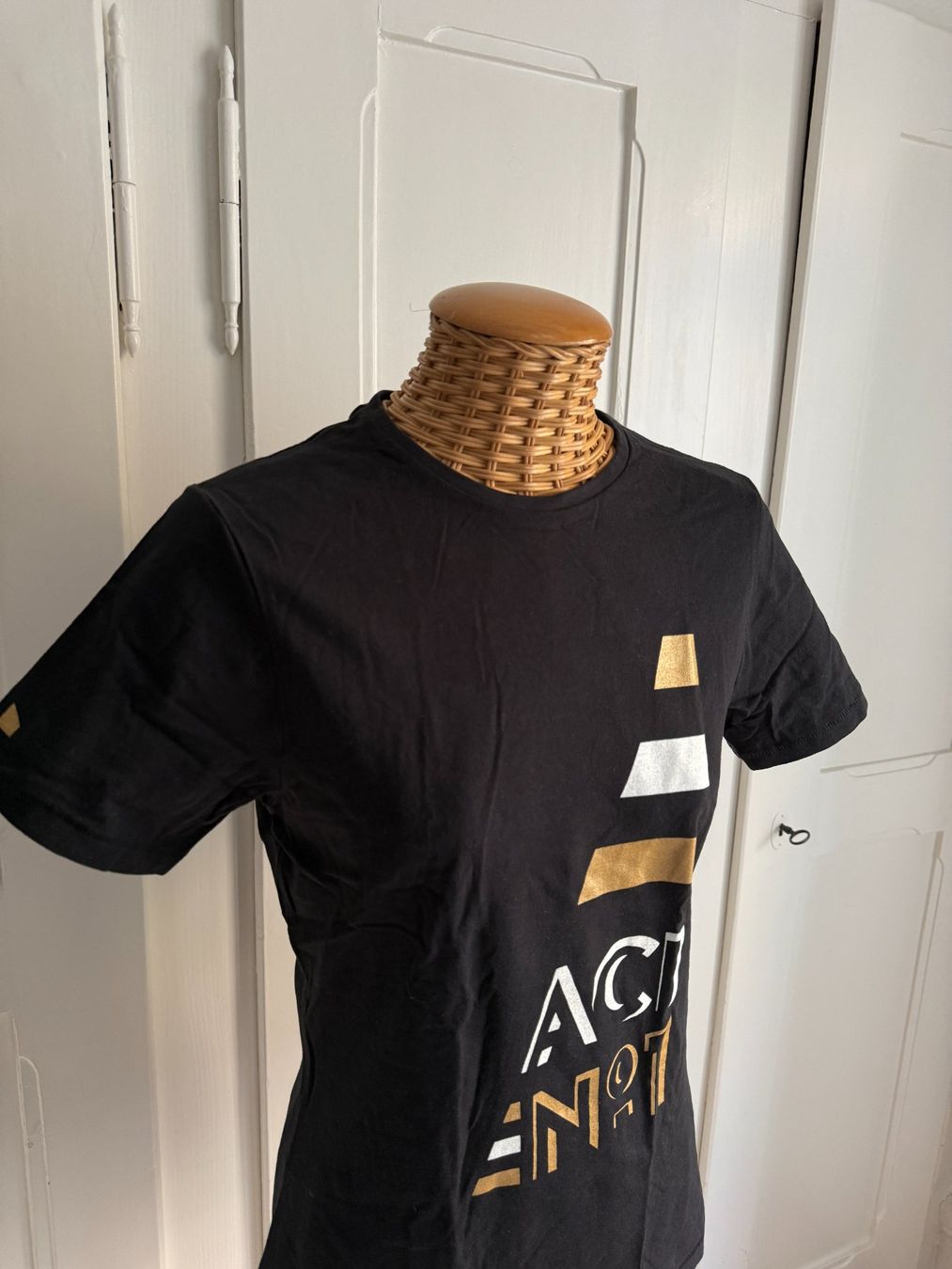 T-Shirts: ELEVATE - T-Shirt schwarz M – Gebraucht aus Zürich von Diazaio 1