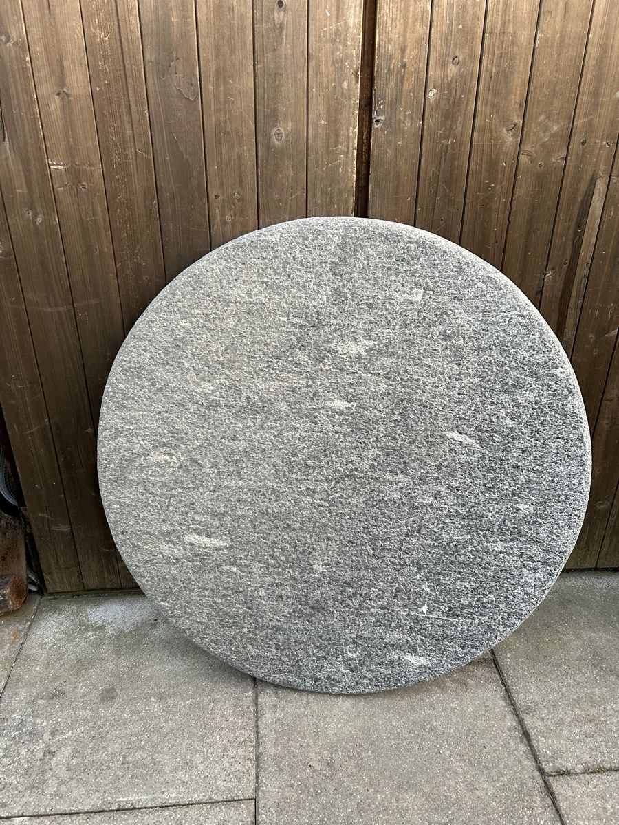 Servierplatten: Runder Steintischplatte Granit 90cm Durchmesser – Gebraucht aus Lanzenhäusern von vic63