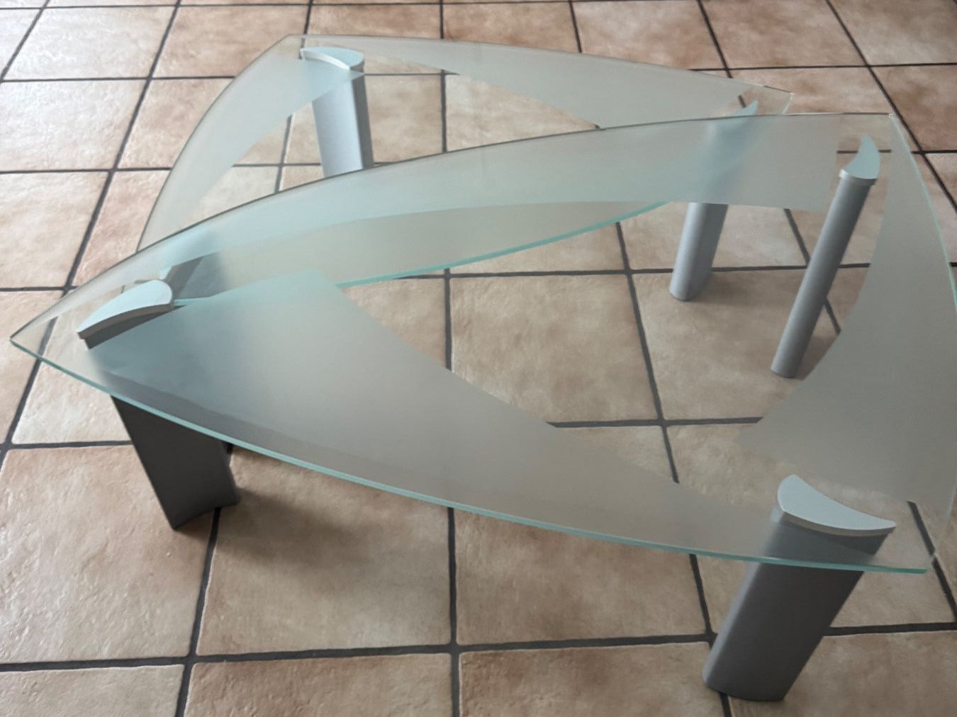 Set di tavolo e panche: Moderner Salontisch aus Glas silberfarben – Usato da Schafisheim venduto da nat_m2c9