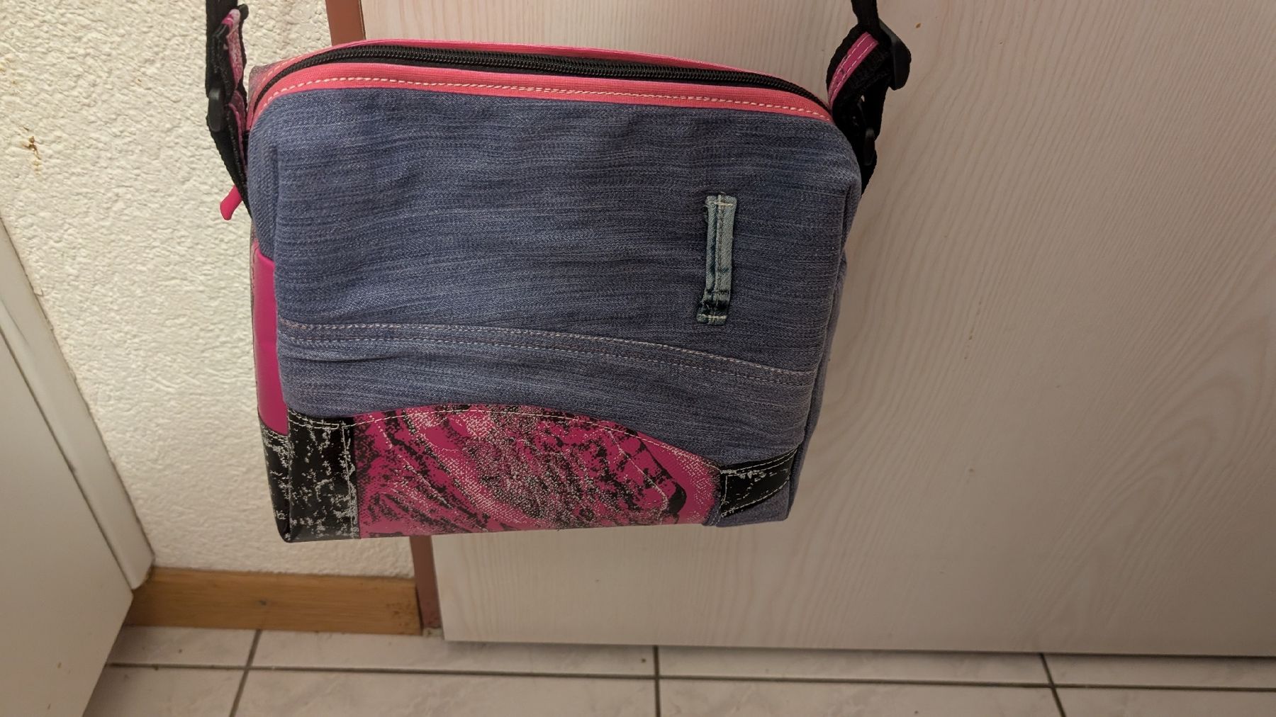 Sacs femmes: Umhängetasche mit Jeans und Patchoptik – Neuf avec emballage d'origine à Liebistorf par Stricken_f_Hilflose 1