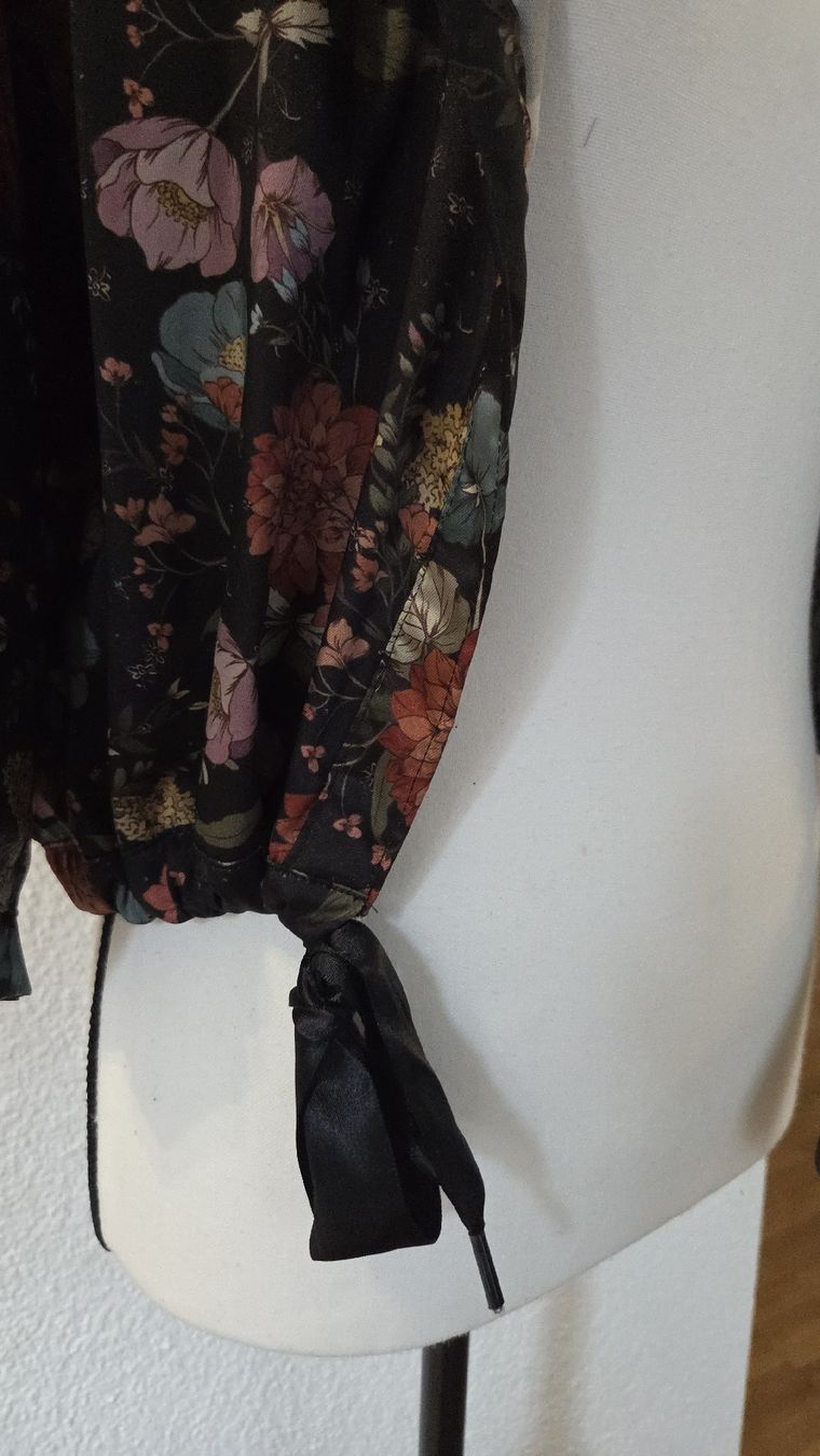 Jacken: Schwarze Blumen Jacke mit Kapuze Gr.M – Gebraucht aus Näfels von CH.Kchlineknopf 3