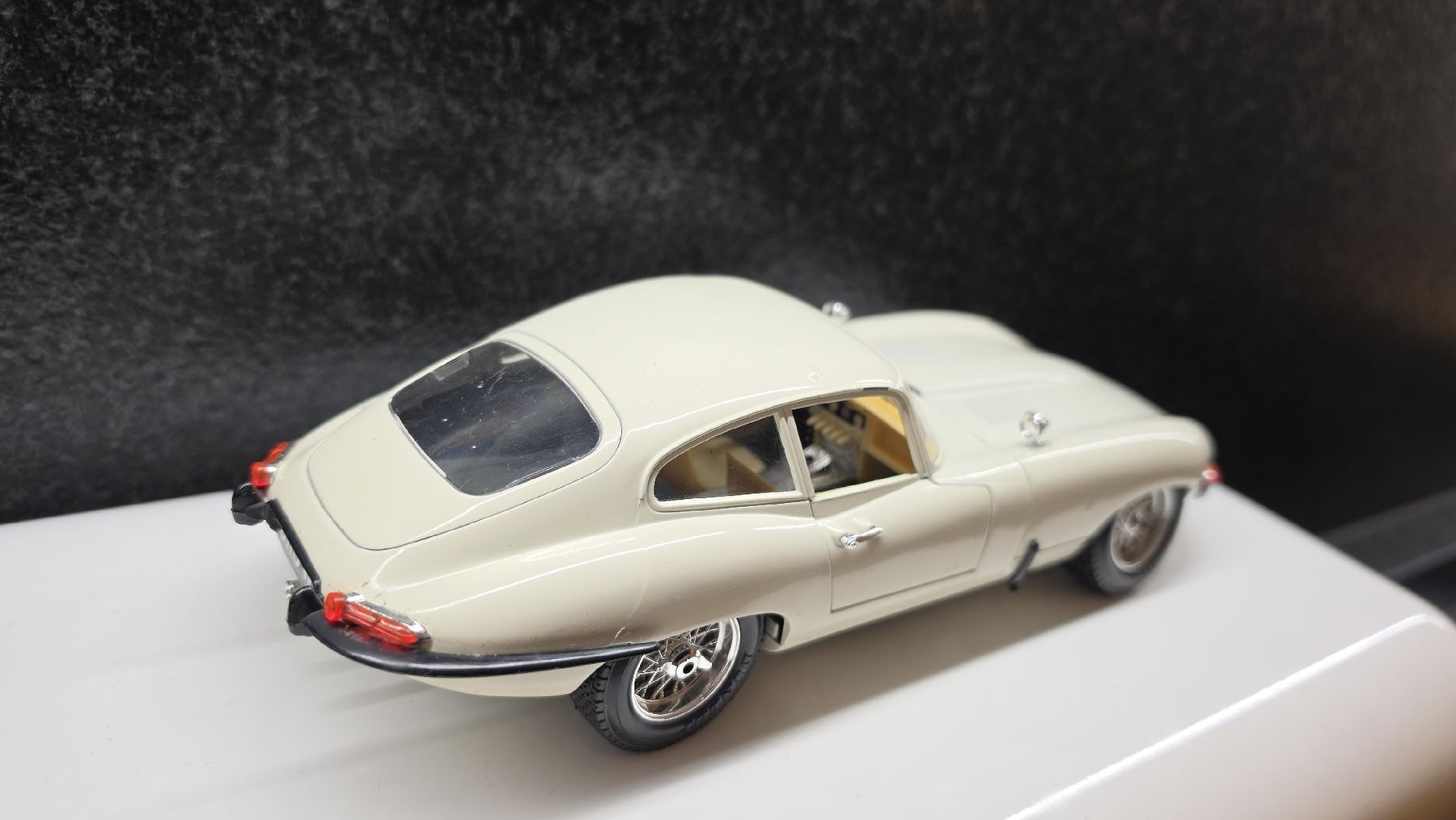 Jaguar Modellini d'auto: Modellauto Jaguar E-Type Coupe 1:18 – Difettoso da Obergerlafingen venduto da 88MPH 2