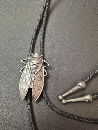 21) Bolo-Tie Westernkrawatte Zikade Antik-Silber-Optik