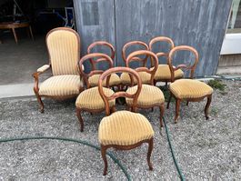 7 chaises et un fauteuil/7 Stühle und ein Sessel
