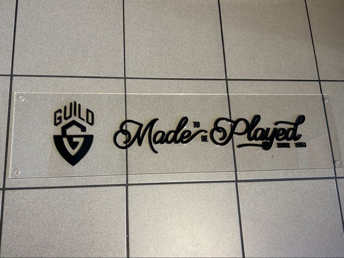 Guild Instruments de musique: Guild Guitars Advertising Sign – Neuf avec emballage d'origine à Egliswil par nothing0302