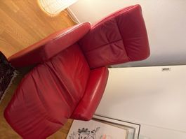Sessel Leder rot  mit Gebrauchspuren an Armlehnen