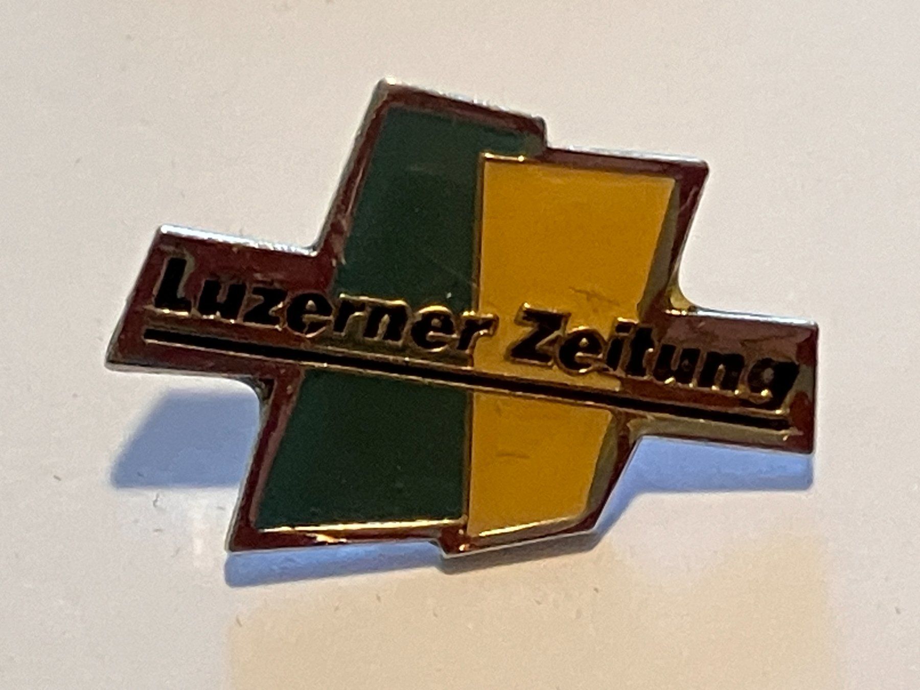 Plaketten & Abzeichen: 1 Pin Luzerner Zeitung – Gebraucht aus Basel von djwwpp