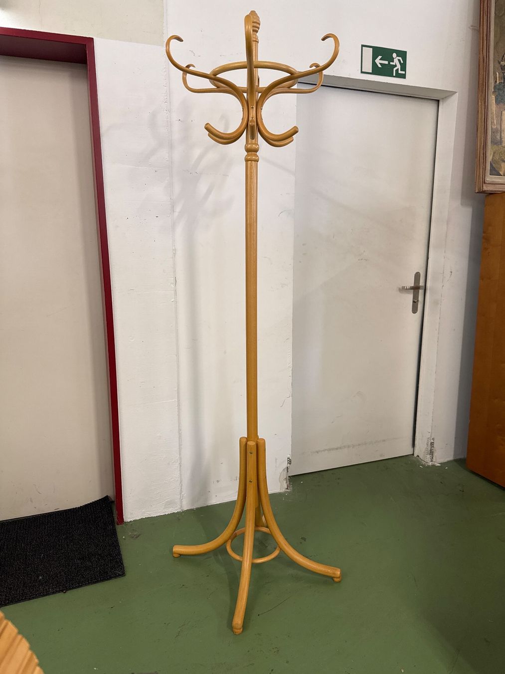 Garderobe: Klassischer Garderobeständer Holz – Gebraucht aus Pratteln von Cartonsducoeur_bl