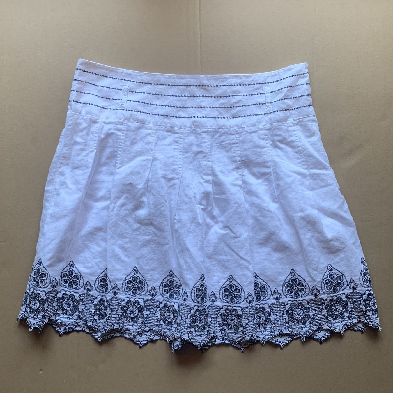 Jupes: Weißer, bestickter Leinenrock – D'occasion à Chalais par Decoarts.art 1