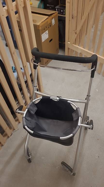 Ausili per la deambulazione: Rollator / Gehwagen mit Ablage – Usato da Baden venduto da grutschm 1