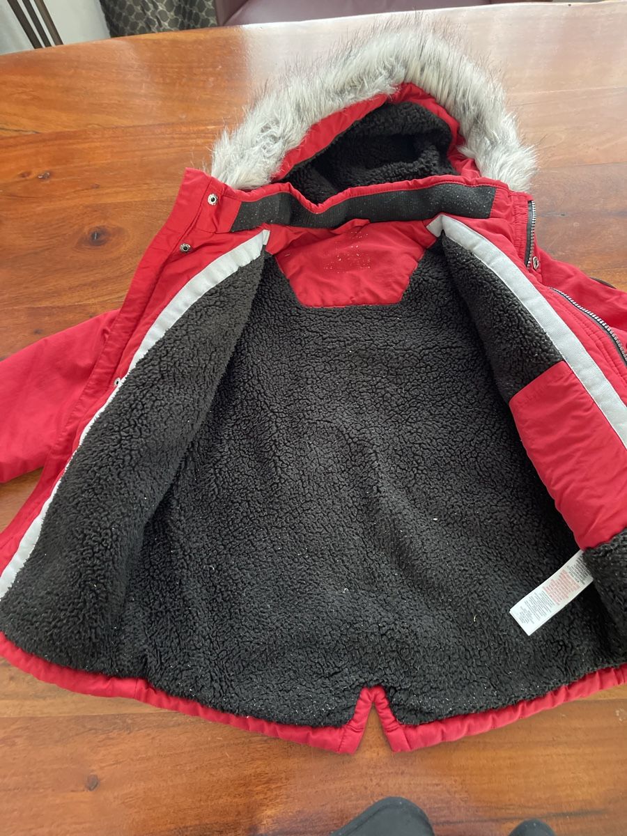 Giacche: Rote Winterjacke mit Kapuze und Fellrand, Grösse 116 – Usato da Oftringen venduto da Makeq 1